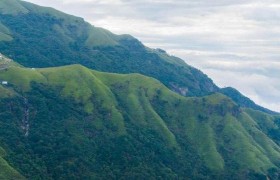 徒步江西武功山，10万亩草甸在高山之巅绵延不绝，宛如人间仙境